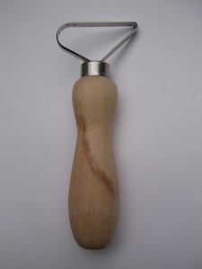 Outil de Tournassage : Avec cet outil, je retravaille la forme extérieur et le pied de ma pièce lorsqu'elle est à 'consistance du cuir'.