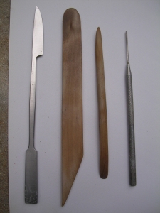 Outils : Outils permettant de faire le modelage ( lissage, stries, trous ...etc...)