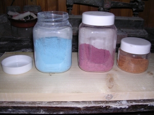 Oxydes et Colorants de Masse : Ces poudres me permettent de fabriquer mes 'Engobes'(couleurs pour le décor). - Je mélange un peu d'oxyde avec des copeaux de terre et de l'eau.