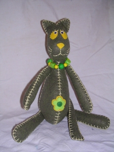 Chat : Chat décoratif en feutrine. - Hauteur : 25 cm (assis) - 