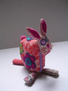 Lapin : Lapin en patchwork (décor brodé, feutrine, cordelette, perles...) - Longueur : 12 cm - 