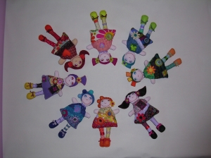 Poupée : Petite poupée décorative en patchwork (tissu, feutrine, dentelle, perles, boutons...) - hauteur : 18 cm - 