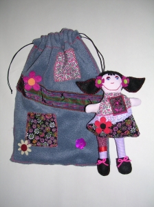 Poupée et son sac  : Poupée décorative en patchwork (tissu, feutrine, dentelle, perles, boutons...) - hauteur : 18 cm -  - Sac en polaire décoré - Hauteur : 23 cm -  -  -  - 
