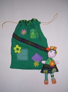 Poupée et son sac  : Poupée décorative en patchwork (tissu, feutrine, dentelle, perles, boutons...) - hauteur : 18 cm -  - Sac en polaire décoré - Hauteur : 23 cm -  - 
