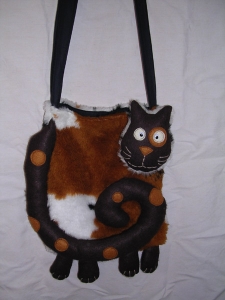 Sac en bandoulière Chat : Sac en fausse fourrure et feutrine. - Largeur : 25 cm  - Hauteur : 30 cm - 