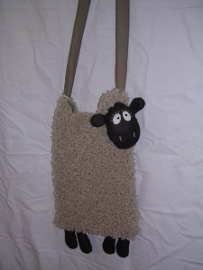 Sac en bandoulière Mouton : Sac tricoté en laine (Corps) et feutrine - (tête et pieds). - Largeur : 25 cm  - Hauteur : 30 cm - 