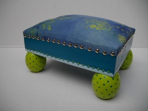 Mini Tabouret : Madrier peint avec de l'acrylique et vernis, coussin molletonné et fixé avec des clous de tapissier.