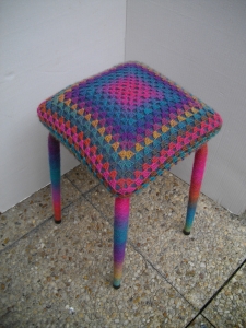 Tabouret : Tabouret en Formica customisé. - Assise fait au crochet. - Pieds fait avec un tricotin.