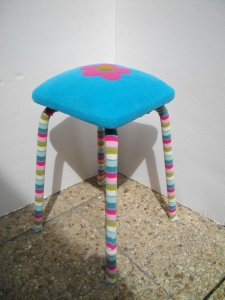 Tabouret : Tabouret en Formica customisé. - Tabouret en Formica customisé. - Assise en polaire. - Pieds recouvert avec des chaussettes.