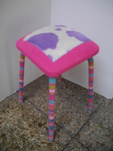 Tabouret : Tabouret en Formica customisé. - Assise en polaire et fausse fourrure. - Pieds recouvert avec des chaussettes.