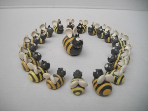 Figurine Abeille : Longueur : 2 cm - Hauteur : 2 cm - Prix : 8 €