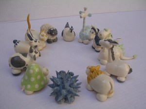 Petite Figurine : Vache, Lapin, Chat, Mouton, Poule, Girafe, Cheval, Dragon, Âne, Lion, Hérisson, Tortue - Longueur : 6 cm - Hauteur : 4 cm - Prix : 10 € (sauf Hérisson et Mouton: 14 €)