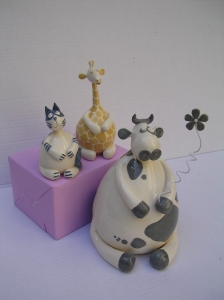 Sculpture : Chat - Hauteur : 12 cm - Prix : 25 € -  - Girafe - Hauteur : 16 cm - Prix : 25 € -  - Vache - Hauteur : 22 cm - Prix : 60 €