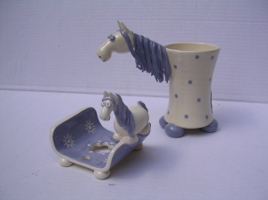 Porte-Savon et Gobelet Cheval : Porte-Savon - Longueur : 12 cm - Largeur : 10 cm - Prix : 28 € -  - Gobelet à Brosse à dents - Hauteur : 14 cm - Prix : 28 €