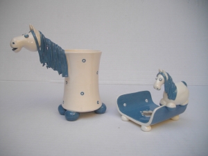 Porte-Savon et Gobelet Cheval : Porte-Savon - Longueur : 12 cm - Largeur : 10 cm - Prix : 28 € -  - Gobelet à Brosse à dents - Hauteur : 14 cm - Prix : 28 €