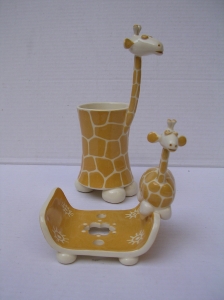 Porte-Savon et Gobelet Girafe : Porte-Savon - Longueur : 12 cm - Largeur : 10 cm - Prix : 28 € -  - Gobelet à Brosse à dents - Hauteur : 14 cm - Prix : 28 €