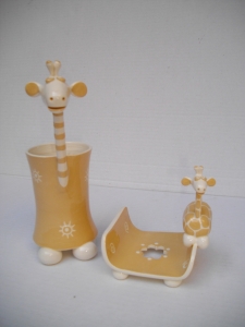 Porte-Savon et Gobelet Girafe : Porte-Savon - Longueur : 12 cm - Largeur : 10 cm - Prix : 28 € -  - Gobelet à Brosse à dents - Hauteur : 14 cm - Prix : 28 €