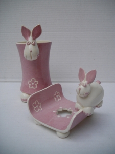 Porte-Savon et Gobelet Lapin : Porte-Savon - Longueur : 12 cm - Largeur : 10 cm - Prix : 28 € -  - Gobelet à Brosse à dents - Hauteur : 14 cm - Prix : 28 €