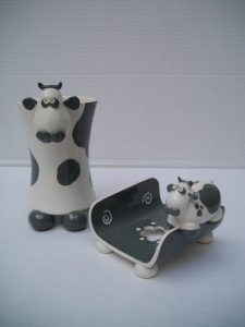 Porte-Savon et Gobelet Vache : Porte-Savon - Longueur : 12 cm - Largeur : 10 cm - Prix : 28 € -  - Gobelet à Brosse à dents - Hauteur : 14 cm - Prix : 28 €