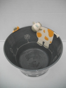 Plat Vache : Vache et Escargot - Hauteur : 10 cm - Diamètre : 22 cm - Prix : 48 €